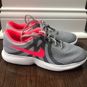 Girls Nike Revolution 4, Size 6Y